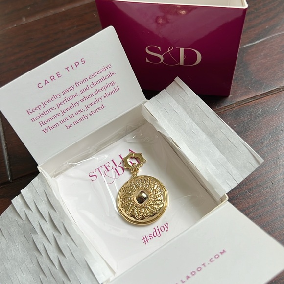 💧STELLA&DOT Tatum Sunflower charm, gold - Picture 1 of 7